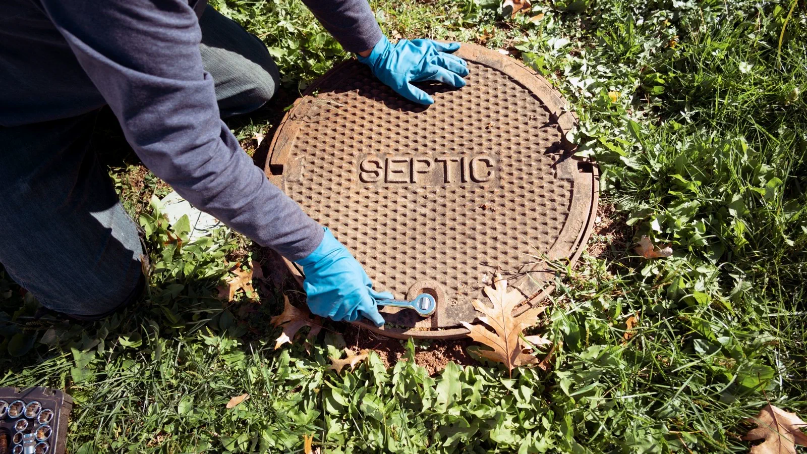 Open access lid and hose for septic pumping